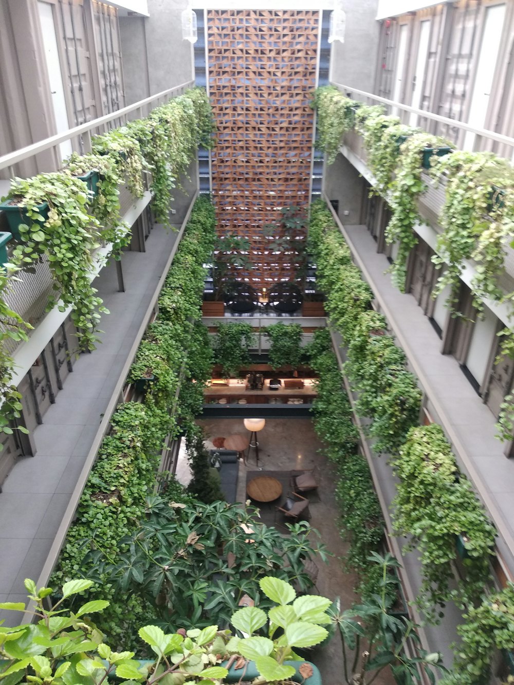 Jardins verticais em átrio de edifício