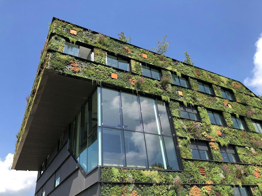 Edifício com fachada verde